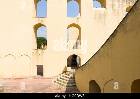 Le Jantar Mantar structures sont un ara ararauna. Jaipur, Rajasthan. L'Inde Banque D'Images