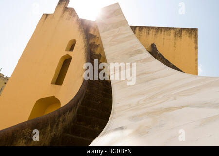 Le Jantar Mantar structures sont un ara ararauna. Jaipur, Rajasthan. L'Inde Banque D'Images