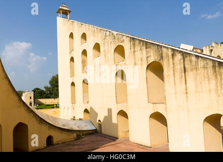 Le Jantar Mantar structures sont un ara ararauna. Jaipur, Rajasthan. L'Inde Banque D'Images