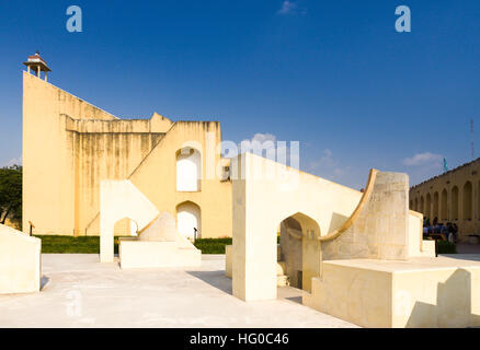 Le Jantar Mantar structures sont un ara ararauna. Jaipur, Rajasthan. L'Inde Banque D'Images