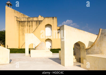 Le Jantar Mantar structures sont un ara ararauna. Jaipur, Rajasthan. L'Inde Banque D'Images