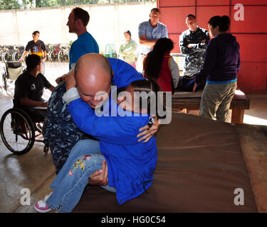 120105-A-TF780-081 Antigua, Guatemala (janv. 5, 2012). Garry Wright, commandant de la mission de partenariat Sud Gare 2012 embarquée à bord de navires à grande vitesse (HSV 2) Swift aide un patient thérapie physique sur une table à l'espoir Haven installation Guatemala à Antigua. Wright et d'autres membres du service ont été rapidement à l'installation pour vous aider à mettre ensemble fauteuils roulants donnés par poignée de projet. Swift est de soutenir le partenariat sud gare de 2012, un déploiement naval américain annuel de l'actif dans le U.S. Southern Command zone de responsabilité. (U.S. Photo de l'armée par le Sgt. 1re classe Alan B. Banque D'Images