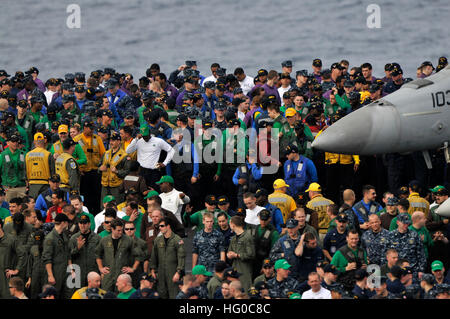 Les marins effectuent une descente avec dommages causés par des corps étrangers sur le pont d'envol de l'USS Carl Vinson afin d'assurer la sécurité pendant les opérations de vol lorsqu'ils sont déployés avec le Carrier Air Wing 17 dans le Pacifique Ouest. Banque D'Images