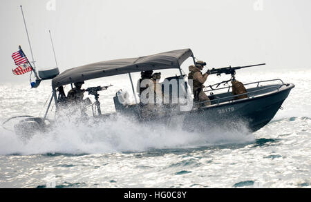 120107-N-RP435-834 KOWEÏT NAVAL BASE (jan. 7, 2012) marins affectés à l'Escadron expéditionnaire Maritime Security (MSRON) 2, basé à Portsmouth, en Virginie, et de la Garde côtière (Groupe d'opérations déployables) CGDOG 307, basée à Clearwater, en Floride, le Koweït patrouille Naval Base's Harbour. Les deux unités font partie du Commandant, Groupe opérationnel canadien 56,5, qui prévoit la défense portuaire et la protection de la force dans la 5e Flotte des États-Unis zone de responsabilité. (U.S. Photo par marine Spécialiste de la communication de masse 1re classe Krishna M. Jackson/libérés) US Navy 120107-N-RP435-834 patrouille les marins de la base navale de Koweït's Harbour Banque D'Images