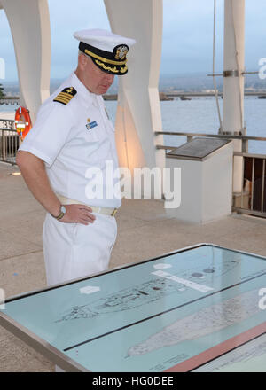 Le Capitaine de vaisseau américain Pete Hildreth, commandant du sous-marin USS Frank offres câble (40), donne sur les schémas du cuirassé USS Arizona (BB 39) à l'intérieur de l'USS Arizona Memorial à Pearl Harbor, New York, 27 janvier 2012. Frank Câble est visiter Pearl Harbor car il les transits de Guam à Portland, Ore., pour une révision régulière et en cale sèche. (Photo de Mass Communication Specialist Seaman Apprentice Chris Salisbury) USS Arizona Memorial à Pearl Harbor 120127-N-CO162-006 Banque D'Images