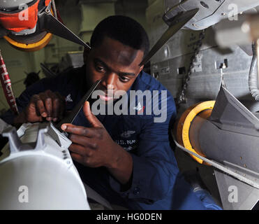 120127-N-KQ416-101 Golfe Arabique (jan. 27, 2012) l'Aviation 2e classe Ordnanceman Timothy A. Fleurs inspecte les critères d'extension sur un missile Sidewinder AIM-9X à bord du porte-avions de classe Nimitz USS ABRAHAM LINCOLN (CVN 72). Lincoln est déployé sur le 5e Flotte des États-Unis zone de responsabilité des opérations de sécurité maritime, les efforts de coopération en matière de sécurité dans le théâtre et missions d'appui dans le cadre de l'opération Enduring Freedom. (U.S. Spécialiste de la communication de masse photo marine matelot Zachary S. Welch/libérés) US Navy 120127-N-KQ416-101 Ordnanceman Aviation 2e classe Timothy A. inspecte les fleurs e Banque D'Images