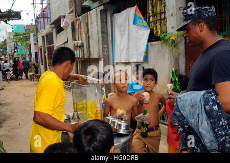 120201-N-OH194-097 MANILLE, Philippines (fév. 1, 2012) 2ème classe Controlman Incendie Kwasi Smith, affectés à l'USS destroyer lance-missiles Wayne E. Meyer (DDG 108), parle avec les enfants lors d'un projet de service communautaire dans le village de collines Batasan situé dans la ville de Quezon article de Manille. Wayne E. Meyer, membre de la John C. Stennis dans le groupe, est déployé à la 7è de la zone de responsabilité de la flotte la conduite d'opérations de sécurité maritime. (U.S. Photo par marine Spécialiste de la communication de masse 1ère catégorie de subvention P. Ammon/libérés) US Navy 120201-N-OH194-097 Fire Controlman Banque D'Images