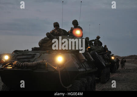 120206-N-VG904-266 Camp Lejeune, N.C. (Fév. 6, 2012) un entraînement de Marines armored tank pendant la phase d'assaut amphibie de Bold Alligator 2012. L'exercice Bold Alligator 2012, le plus grand exercice amphibie de la marine au cours des 10 dernières années, représente le Corps des Marines de la Marine et de revitalisation de l'ensemble des opérations amphibies. L'exercice se concentre sur la lutte d'aujourd'hui avec les forces d'aujourd'hui, tout en montrant les avantages de seabasing. Cet exercice aura lieu du 30 janvier au 12 février 2012, par mer comme à terre dans et autour de la Virginie et de la Caroline du Nord. # BA12 (U.S. Photo de la marine par la communication de masse Banque D'Images