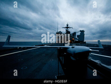 120206-N-C955-200 OCÉAN ATLANTIQUE (fév. 6, 2012), Scan Eagle un drone (UAV), est assis sur le pont après un test réussi à bord de la classe Whidbey Island landing ship dock-amphibie USS Gunston Hall (LSD 44) au cours d'un exercice de certification (CERTEX). Gunston Hall est en cours participant à Certex, la qualification pour les 24e Marine Expeditionary Unit (MEU) 24 et le groupe amphibie Iwo Jima avant l'heure prévue pour leur déploiement au printemps. (U.S. Photo par marine Spécialiste de la communication de masse de la classe de 3ème G. Lauren Randall/ libéré) US Navy 120206-N-C955-200 Scan E Banque D'Images