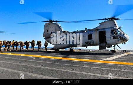 110208-N-KO563-471 OCÉAN PACIFIQUE (fév. 8, 2012) Les Marines du 15e Marine Expeditionary Unit (15e MEU) bord d'un hélicoptère CH-46 Sea Knight à bord du navire d'assaut amphibie USS Peleliu (LHA 5). Peleliu participe à poigne de fer 2012, un exercice d'entraînement entre les Marines des États-Unis et le Japon d'autodéfense au sol conçu pour accroître l'interopérabilité et les capacités amphibies partout aux États-Unis 3e et 7e flotte domaines de responsabilité. (U.S. Photo par marine Spécialiste de la communication de masse 3 classe Ian Campbell/libérés) US Navy 120208-N-KO563-471 Marines à partir de la 15e Expediti Marine Banque D'Images