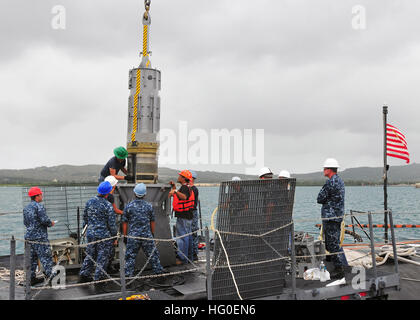 120213-N-BK435-070 POINT POLARIS, Guam (fév. 13, 2012) marins affecté à la fois le sous-marin USS Emory S. Land d'offres (comme 39) et USS Frank Câble (comme 40) conduite des missiles Tomahawk attaque (TLAM) certification des opérations à bord de la classe Los Angeles sous-marin d'attaque rapide USS Oklahoma City (SSN 723). L'Emory S. La terre est sur une longue mutation à Guam pour soulager temporairement la Frank Câble comme la principale activité de maintenance à flot dans la 7e Flotte des États-Unis zone de responsabilité. (U.S. Photo par marine Spécialiste de la communication de masse 2e classe Jeremy M. Starr/libérés) US Navy 120213-N-BK435-070 marins Banque D'Images