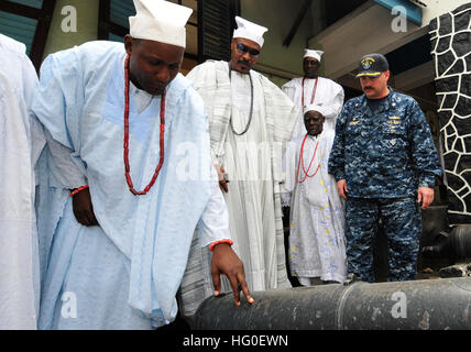 120215-N-IZ292-119 Lagos, Nigeria (fév. 15, 2012) Le Cmdr. Leonard Milliken, commandant de la frégate lance-missiles USS Simpson (FFG 56), observe des canons britanniques du 19e siècle au Palais de l'Oba de Lagos au cours d'une visite sur place dans le cadre de l'Afrique de 2012 Partenariat. La station du Partenariat pour l'Afrique est une initiative de coopération internationale de sécurité animé par Commander, U.S. Naval Forces, Europe-Afrique pour renforcer les partenariats maritime mondial par le biais de la formation et des activités de collaboration afin d'améliorer la sécurité maritime et la sécurité en Afrique. (U.S. Photo par Marine Commu Masse Banque D'Images