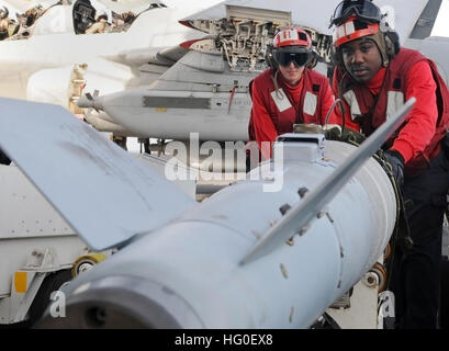 120216-N-KQ416-342 de la mer d'Oman (fév. 16, 2012) l'Aviation ordnancemen propose des munitions sur le poste de pilotage de la classe Nimitz porte-avions USS ABRAHAM LINCOLN (CVN 72). Abraham Lincoln est déployé sur le 5e Flotte des États-Unis zone de responsabilité des opérations de sécurité maritime, les efforts de coopération en matière de sécurité dans le théâtre et missions d'appui dans le cadre de l'opération Enduring Freedom. (U.S. Photo par marine Spécialiste de la communication de masse Seaman Zachary S. Welch/libérés) US Navy 120216-N-KQ416-342 ordnancemen Aviation déplacer des munitions sur le poste de pilotage de la classe Nimitz porte-avions USS Abraham Lincoln Banque D'Images