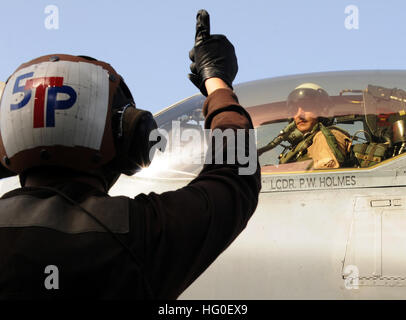 120216-N-KQ416-277 de la mer d'Oman (fév. 16, 2012) l'Aviation ElectricianÕs Mate Airman Le GERAD J. Hubbard, capitaine d'un avion affecté à l'Escadron d'attaque électronique de Lancers (VAQ) 131, des signaux au pilote d'un EA-6B Prowler lors du démarrage des procédures sur le pont d'envol du porte-avions de classe Nimitz USS ABRAHAM LINCOLN (CVN 72). Abraham Lincoln est déployé sur le 5e Flotte des États-Unis zone de responsabilité des opérations de sécurité maritime, les efforts de coopération en matière de sécurité dans le théâtre et missions d'appui dans le cadre de l'opération Enduring Freedom. (U.S. Photo par marine Spécialiste de la communication de masse Seama Banque D'Images