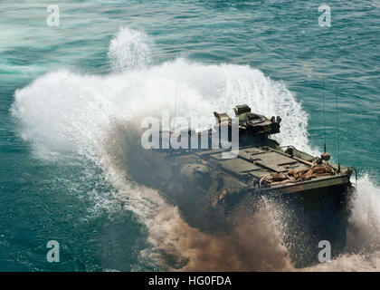 L'AAV7A1 véhicule d'assaut amphibie lance à partir du pont du coffre du quai de transport amphibie USS New York (LPD 21) en cours dans la mer d'Oman le 18 juin 2012. New York et l'entrepris 24e Marine Expeditionary Unit, déployé avec le groupe amphibie d'Iwo Jima, appuie les opérations de sécurité maritime et les efforts de coopération en matière de sécurité dans le théâtre dans la 5e flotte américaine ?s Zone de responsabilité. (U.S. Photo par marine Spécialiste de la communication de masse 2e classe Ian Carver) USS New York 120618-N-XK513-165 Banque D'Images