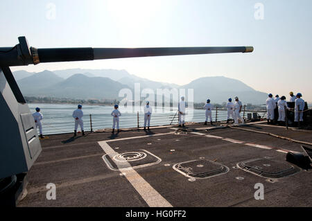 Les marins américains à bord de l'homme les rails destroyer lance-missiles USS Winston S. Churchill (DDG 81) comme le navire tire en Bar, Monténégro, le 6 juillet 2012, pour une visite du port. Winston S. Churchill a été attribué à l'américain Dwight D. Eisenhower et le groupe a été affecté à la sixième flotte américaine domaine de responsabilité la conduite des opérations de sécurité maritime et les efforts de coopération en matière de sécurité dans le théâtre. (U.S. Photo par marine Spécialiste de la communication de masse 2e classe Aaron Chase/relâché), USS Winston S. Churchill homme marins les rails 120706-N-YF306-012 Banque D'Images