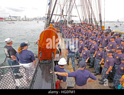 Le premier maître de harem chanter ''Anchors Away' comme l'USS Constitution complète une salve de 21 coups à l'île pendant un cours commémorant la bataille de guerrière. Constitution est le plus ancien navire commandé à flot. (U.S. Photo par marine Spécialiste de la communication de masse en chef William Clark) La guerre de 1812, Boston 120819-N-EM343-705 Banque D'Images