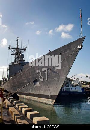 La frégate lance-missiles USS Crommelin (FFG 37) est amarré au Joint Base Harbor-Hickam Pearl, Washington, le 24 octobre 2012. Le navire devait être mise hors service deux jours plus tard, après près de 30 ans de service. Crommelin était l'un des 11 navires de la Marine de la désaffectation prévue pour 2013 au cours de l'exercice. (U.S. Photo par marine Spécialiste de la communication de masse Seaman Diana Quinlan/relâché), USS Crommelin 121024-N-WF272-058 Banque D'Images