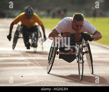 Master-at-Arms 3 Classe Nathan DeWalt termine la course de 100 mètres en fauteuil roulant duirng le premier guerrier blessé Pacific essais au stade Kozuki Iolani School. Blessés, malades et blessés et les marins de garde-côte à travers le pays vont de tête à tête en tir à l'arc, randonnée à vélo, l'athlétisme, le tir, le volleyball assis, la natation et le basket-ball en fauteuil roulant pour l'un de 35 places sur le Navy-Coast 2013 Jeux de guerrier de l'équipe garde. (U.S. Photo par marine Spécialiste de la communication de masse 2e classe Jon Dasbach) blessés d'essais du Pacifique 121115-N-KT462-042 Banque D'Images