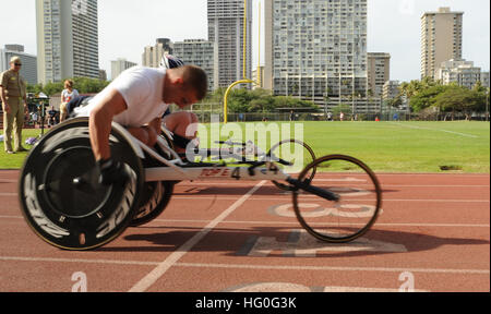 Master-at-Arms 3 Classe Nathan DeWalt lance le 100 mètres en fauteuil roulant lors de la première course pour les soldats blessés à l'essais du Pacifique École Iolani Kozuki Stadium. Blessés, malades et blessés et les marins de garde-côte à travers le pays vont de tête à tête en tir à l'arc, randonnée à vélo, l'athlétisme, le tir, le volleyball assis, la natation et le basket-ball en fauteuil roulant pour l'un de 35 places sur le Navy-Coast 2013 Jeux de guerrier de l'équipe garde. (U.S. Photo par marine Spécialiste de la communication de masse 2e classe Jon Dasbach) blessés d'essais du Pacifique 121115-N-KT462-140 Banque D'Images