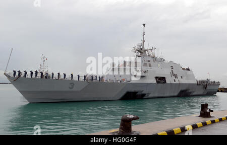 141229-N-YU572-158 LA BASE NAVALE de Changi, Singapour (déc. 29, 2014) - Le littoral lutte contre le USS Fort Worth LCS (3) arrive à Singapour. Fort Worth est sur un 16 mois de déploiement de 7e flotte à l'appui de la région de l'Asie et rééquilibrer. (U.S. Photo par marine Spécialiste de la communication de masse 1re classe Jay C. Pugh/relâché), USS Fort Worth arrive à la base navale de Changi (141229-N-YU572-158) Banque D'Images