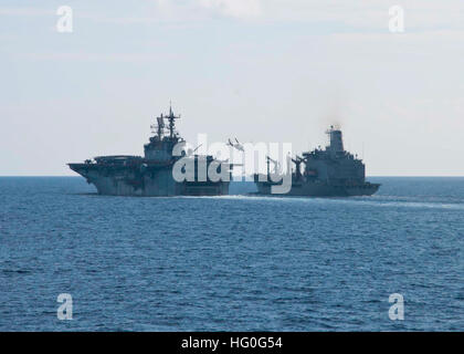 Mer Méditerranée (nov. 28, 2012) Le navire d'assaut amphibie USS Iwo Jima (DG 7) transits aux côtés de la flotte maritime militaire de réapprovisionnement commande lubrificateur USNS Laramie (T-AO 203) au cours d'un ravitaillement en mer. Iwo Jima est le fleuron de l'Iwo Jima Groupe amphibie avec l'entrepris 24e Marine Expeditionary Unit et est déployée à l'appui d'opérations de sécurité maritime et les efforts de coopération en matière de sécurité dans le théâtre américain dans la zone de responsabilité de la sixième flotte. La Marine américaine est constamment déployés pour préserver la paix, protéger le commerce, et de dissuader l'agression par l'avant prese Banque D'Images