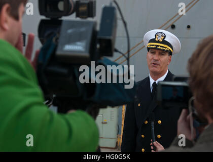 Le cmdr. Eric Kellum, commandant du navire de débarquement quai amphibie USS Fort McHenry (LSD 43), est interviewé à la suite du retour du navire d'un déploiement prévu pour la sixième flotte américaine zone de responsabilité des opérations de sécurité maritime et les efforts de coopération en matière de sécurité dans le théâtre. (U.S. Photo par marine Spécialiste de la communication de masse 2e classe Scott Pittman/relâché), USS Fort McHenry, homecoming 121130-N-FI736-086 Banque D'Images