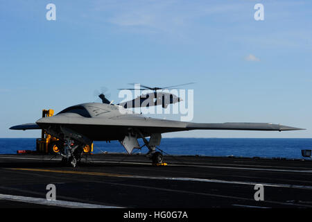 121209-O-ZZ999-057 OCÉAN ATLANTIQUE (déc. 9, 2012) Le X-47B Unmanned Combat Air démonstrateur système se prépare à mener divers essais à bord du porte-avions USS Harry S. Truman (CVN 75). Harry S. Truman est le premier porte-avions pour accueillir les opérations de vérification pour un avion sans pilote. (U.S. Photo de la marine par Alan Radecki/libérés) X-47B sur Truman de lancement pour les essais statiques (121209-O-ZZ999-057) Banque D'Images