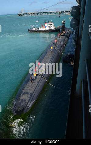 SAIPAN (janv. 11, 2013) La classe de Los Angeles sous-marin d'attaque USS La Jolla (SSN 701) moors à côté de l'adjudication du sous-marin USS Frank Câble (comme 40). La Jolla est à Saipan pour une visite du port lors de son déploiement à l'ouest de l'océan Pacifique. (U.S. Photo par marine Spécialiste de la communication de masse 1re classe Ricardo Danan/libérés) 130111-N-S353-042 le http://www.facebook.com/USNavy http://www.twitter.com/USNavy conversation Inscrivez-vous http://navylive.dodlive.mil USS La Jolla moors avec câble USS Frank à Saipan. (8384024050) Banque D'Images