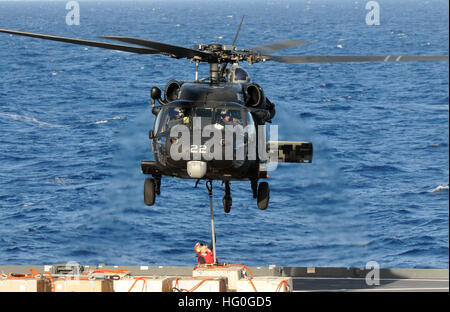 Océan Atlantique (janvier 1985). 16, 2013) Un MH-60S Sea Hawk de la mer Chevaliers de la mer d'hélicoptères de l'Escadron de Combat (HSC) 22 se prépare à l'envoyer des munitions de l'Armée de la commande de transport maritime de marchandises et de munitions ship USNS William McLean (T-AKE 12) pour le porte-avions USS George H. W. Bush (CVN 77) lors d'une munitions. onload(U.S. Photo par marine Spécialiste de la communication de masse 2e classe Leonard Adams Jr./libérés) 130116-N-VA840-206 http://www.facebook.com/USNavy http://www.twitter.com/USNavy la conversation Inscrivez-vous http://navylive.dodlive.mil USS George H. W. Onloads Bush de munitions. (8389859 Banque D'Images