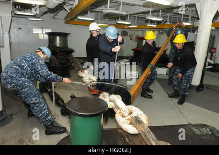 130124-N-VA915-072 SASEBO, Japon (Janv. 24, 2013) Les marins du service du pont du navire d'assaut amphibie USS Bonhomme Richard (DG 6) engager une grève sauvage pour le côté tribord au cours de la chaîne d'ancre d'Anchorage. Bonhomme Richard participera à une formation sur l'intégration des amphibies (ACI) et l'exercice de certification (CERTEX) et participera également à la formation interarmées multinational annuel exercice Cobra Gold. Bonhomme Richard fonctionne dans la 7e Flotte des États-Unis zone de responsabilité. (U.S. Photo par marine Spécialiste de la communication de masse 2e classe Jerome D. Johnson/libérés) USS Bonhomme Banque D'Images