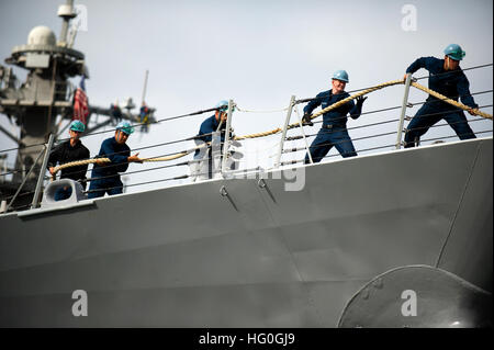 SAN DIEGO (fév. 6, 2013) de la ligne d'amarrage d'un soulèvement de marins à bord de la classe Arleigh Burke destroyer lance-missiles USS Preble (DDG 88) Comme il s'écarte de la base navale de San Diego pour un service en cours. (U.S. Photo par marine Spécialiste de la communication de masse 3 Classe Carlos M. Vazquez II/libérés) 130206-N-RM757-048 http://www.facebook.com/USNavy http://www.twitter.com/USNavy la conversation Inscrivez-vous http://navylive.dodlive.mil USS Preble est en cours. (8454505230) Banque D'Images