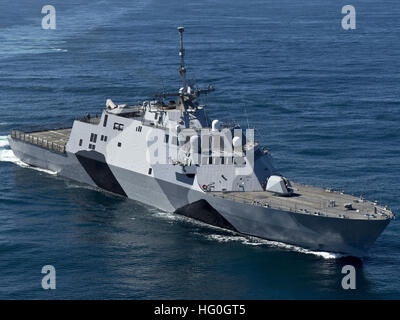 130222-N-DR144-174 OCÉAN PACIFIQUE (fév. 22, 2013) Le littoral lutte contre le USS Freedom (LCS 1) est en cours d'essais en mer au large de la côte de Californie du Sud. La liberté, le premier navire de la liberté de la variante de la LCS, est prévu de déployer en Asie du Sud-Est ce printemps. (U.S. Photo par marine Spécialiste de la communication de masse 1re classe James R. Evans/relâché), USS-Liberté-130222-N-DR144-174-culture Banque D'Images