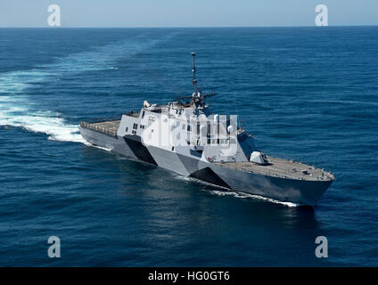 Océan Pacifique (fév. 22, 2013) Le littoral lutte contre le USS Freedom (LCS 1) est en cours d'essais en mer au large de la côte de Californie du Sud. La liberté, le premier navire de la liberté de la variante de la LCS, est prévu de déployer en Asie du Sud-Est ce printemps. (U.S. Photo par marine Spécialiste de la communication de masse 1re classe James R. Evans/libérés) 130222-N-DR144-174 http://www.facebook.com/USNavy http://www.twitter.com/USNavy la conversation Inscrivez-vous http://navylive.dodlive.mil USS Freedom en cours dans l'océan Pacifique. (8509275101) Banque D'Images