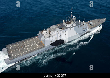 130222-N-DR144-367 OCÉAN PACIFIQUE (fév. 22, 2013) Le littoral lutte contre le USS Freedom (LCS 1) est en cours d'essais en mer au large de la côte de Californie du Sud. La liberté, le premier navire de la liberté de la variante de la LCS, est prévu de déployer en Asie du Sud-Est ce printemps. (U.S. Photo par marine Spécialiste de la communication de masse 1re classe James R. Evans/relâché), USS-Liberté-arrière-130222-N-DR144-367 Banque D'Images