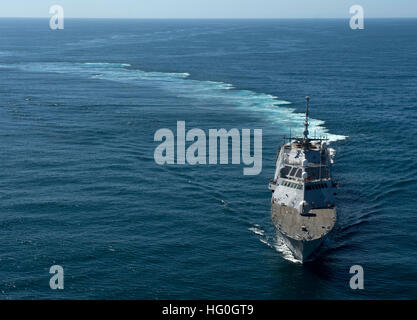 Océan Pacifique (fév. 22, 2013) Le littoral lutte contre le USS Freedom (LCS 1) est en cours d'essais en mer au large de la côte de Californie du Sud. La liberté, le premier navire de la liberté de la variante de la LCS, est prévu de déployer en Asie du Sud-Est ce printemps. (U.S. Photo par marine Spécialiste de la communication de masse 1re classe James R. Evans/libérés) 130222-N-DR144-722 http://www.facebook.com/USNavy http://www.twitter.com/USNavy la conversation Inscrivez-vous http://navylive.dodlive.mil USS Freedom en cours dans l'océan Pacifique. (8510385018) Banque D'Images