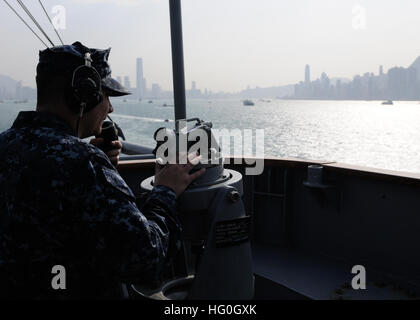 130305-N-YF014-005 HONG KONG (5 mars 2013) -- Quartier-maître Jacob matelot monte la garde Sheppard sur l'aileron de passerelle tribord 7e Flotte américaine en tant que navire amiral USS Blue Ridge (CAC 19) quitte Hong Kong. Alors qu'à Hong Kong, marins et soldats affectés à Blue Ridge ont interagi avec les habitants à travers divers événements relations communautaires, y compris l'American Women's Association of Hong Kong's repas dans le programme d'accueil. (U.S. Photo par marine Spécialiste de la communication de masse Seaman Ben Larscheid/relâché), USS Blue Ridge quitte Hong Kong 130305-N-YF014-005 Banque D'Images