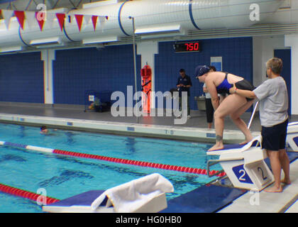 COLORADO SPRINGS, Colorado - Chef Gunner's Mate Jeannette Tarqueno, affecté à un groupe Naval Surface milieu pacifique, est stabilisé par son entraîneur de natation avant de plonger dans la piscine à l'Olympic Training Center en préparation pour le guerrier blessé 2013 Jeux. Le Guerrier comprend jeux concours en tir à l'arc, vélo, volley-ball assis, le tir, la natation, l'athlétisme, et le basket-ball en fauteuil roulant. L'objectif du guerrier Jeux n'est pas nécessairement d'identifier les athlètes les plus doués, mais plutôt à démontrer l'incroyable potentiel de l'intermédiaire de soldats blessés dans les sports de compétition. Plus de 200 W Banque D'Images