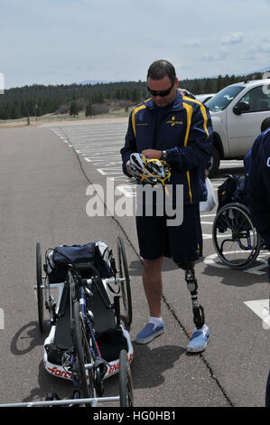 COLORADO SPRINGS, Colorado - l'Artilleur en chef à la retraite 4400 Hector Varela de San Diego (Californie) se prépare à mettre sur son casque avant de monter son vélo en préparation pour le guerrier blessé 2013 Jeux. Le Guerrier comprend jeux concours en tir à l'arc, vélo, volley-ball assis, le tir, la natation, l'athlétisme, et le basket-ball en fauteuil roulant. L'objectif du guerrier Jeux n'est pas nécessairement d'identifier les athlètes les plus doués, mais plutôt à démontrer l'incroyable potentiel de l'intermédiaire de soldats blessés dans les sports de compétition. Plus de 200 blessés, malades ou blessés, les membres du service des États-Unis et Royaume-Uni Banque D'Images