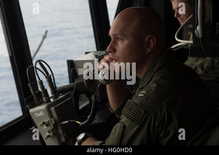 130511-N-DR144-285 OCÉAN PACIFIQUE (11 mai 2013) Le lieutenant Evan jeune contrôle l'approche d'un CH-46 Sea Knight, de la tour de contrôle de l'hélicoptère à bord de San Antonio-classe de transport amphibie USS dock Anchorage (LPD 23). Anchorage est en cours après avoir été commandé dans sa ville éponyme d'Anchorage, Alaska. (U.S. Photo par marine Spécialiste de la communication de masse 1re classe James R. Evans / relâché), USS Anchorage Mise en service 130511-N-DR144-285 Banque D'Images
