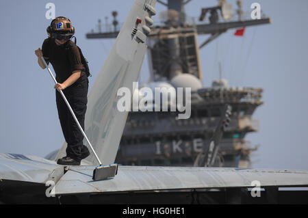 130519-N-MD211-079 NORD DE LA MER D'OMAN (19 mai 2013) Technicien en électronique d'aviation, Youngstrom Lexi Airman de West Chester, Ohio, lavages un F/A-18E Super Hornet affectés à la grève de chiens Pukin Fighter Squadron (VFA) 143 sur le pont du porte-avions USS Dwight D. Eisenhower (CVN 69). Dwight D. Eisenhower est déployé sur le 5e Flotte des États-Unis zone de responsabilité la promotion d'opérations de sécurité maritime, les efforts de coopération en matière de sécurité dans le théâtre et missions d'appui dans le cadre de l'opération Enduring Freedom. (U.S. Photo par marine Spécialiste de la communication de masse Seaman Lauren Booher/libérés) Banque D'Images