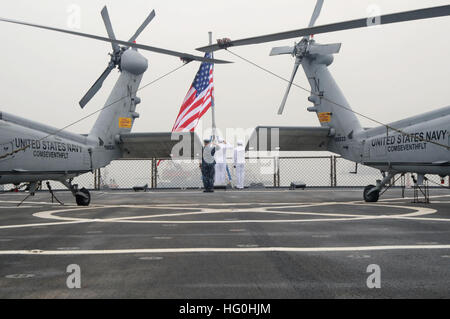 130616-N-NN332-029 Jakarta, Indonésie (16 juin 2013) -- Les marins saluer le drapeau national pendant les couleurs du matin à bord de navire amiral de la flotte 7 USS Blue Ridge (CAC 19). Blue Ridge visites portuaires constituent une occasion de promouvoir la paix et la stabilité dans la région du Pacifique sud-Indo-Asia, démontrer l'engagement de partenaires régionaux et favoriser des relations de plus en plus. (U.S. Photo par marine Spécialiste de la communication de masse 3 Classe Jared Harral/relâché), USS Blue Ridge visiter 130616-N-NN332-029 Banque D'Images