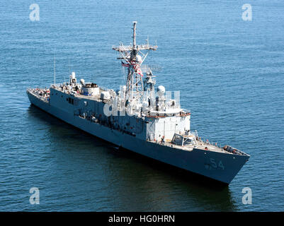 PUGET SOUND (9 juillet 2013) - La classe Oliver Hazard Perry frégate lance-missiles USS Ford (FFG 54) voiles la Puget Sound au cours d'une croisière du propriétaire de planches, le 10 juillet. USS Ford est homeported à Station Navale Everett de Everett, Washington (É.-U. Photo par marine Spécialiste de la communication de masse Apprenti matelot William Blees/relâché), USS Ford (FFG-54) dans la région de Puget Sound 2013 Banque D'Images