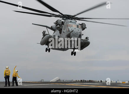 Océan Pacifique (10 juillet 2013) l'Aviation Boatswain's mates (manipulation) de diriger un hélicoptère MH-53 Sea Stallion pour un atterrissage sur le pont du navire d'assaut amphibie USS Boxer (DG 4). Boxer est en cours au large de la côte de la Californie du Sud la réalisation d'une unité de formation composite (exercice COMPTUEX). COMPTUEX est un exercice piloté par des scénarios visant à intégrer les navires du boxeur groupe amphibie à travers une série d'événements de formation. (U.S. Photo par marine Spécialiste des communications de masse 2e classe Kenan O'Connor/libérés) 130710-N-JP249-037 Inscrivez-vous la conversation http://www.navy.mil/ Banque D'Images