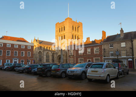 Architecture de bury St Edmunds, vue sur une variété de styles architecturaux s'étendant sur 900 ans à Crown Street, Bury St Edmunds, Suffolk, Royaume-Uni. Banque D'Images