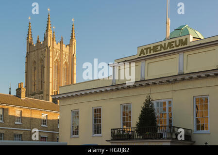 Centre-ville de bury St Edmunds, détail du bâtiment Athenaeum sur Angel Hill et tour de la cathédrale St Edmundsbury à Bury St Edmunds, Suffolk, Royaume-Uni. Banque D'Images