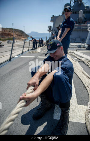 La baie de Souda, Grèce (septembre 1994). 4, 2013) le soulèvement des marins une ligne que la classe Arleigh Burke destroyer lance-missiles USS Barry (DDG 52) tire dans le port. Barry, homeported à Norfolk, en Virginie est en ce moment sur le théâtre d'opérations de sécurité et des opérations de sécurité maritime dans la zone d'opérations de la flotte 6. (U.S. Photo par marine Spécialiste de la communication de masse 1re classe Christopher B. Stoltz) USS Barry 130904 activité-N-XZ912-006 Banque D'Images