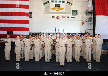 USS Ronald Reagan (CVN 76) Premier maître de harem militaires durant leur cérémonie de l'épinglage dans le hangar du navire. Ronald Reagan est actuellement amarré au port d'accueil et Naval Base Coronado. (U.S. Photo par marine Spécialiste de la communication de masse de 3e classe Charles D. Gaddis IV/libérés) USS Ronald Reagan - PM pinning 130913-N-EC099-116 Banque D'Images