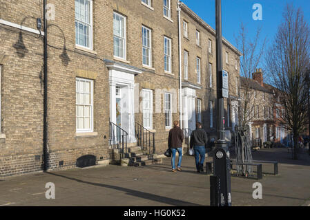 Marché de l'est Anglia, vue sur une rangée de maisons géorgiennes sur Angel Hill à Bury St. Edmunds, Suffolk, Royaume-Uni Banque D'Images