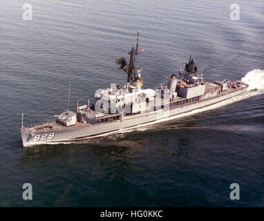 USS Myles C Fox (DD-829) en cours au début des années 1970 Banque D'Images